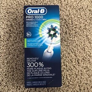 Oral-B Pro 1000 Electric Rechargeable Cross Action Toothbrush NEW